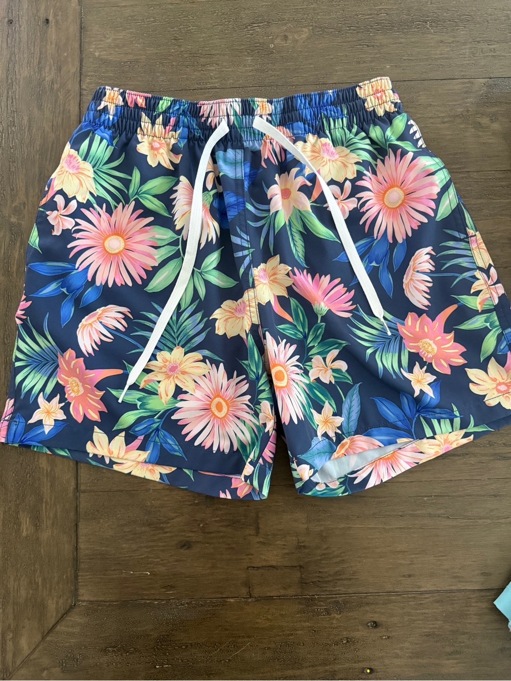 chubbies Navy Floral Swim Shorts with Pink & Green Blooms Medium 5.5